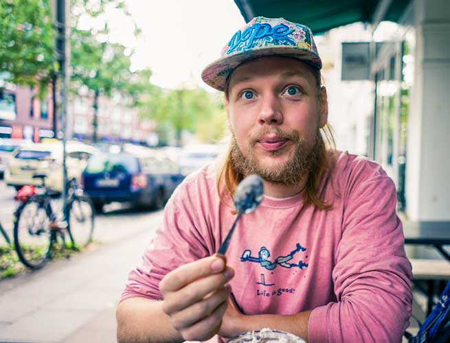 Martin mit einem Löffel Eiscreme.